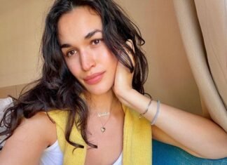 Scarlet Schoeffling: Rising Star & Glamorous Model Scarlet Schoeffling